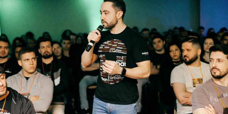 Urban Company promove capacitação em vendas para corretores de imóveis
