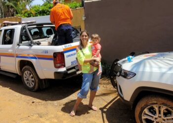 Vanessa Lara e a filha, resgatadas com familiares pela Defesa Civil de Campinas Foto: Divulgação