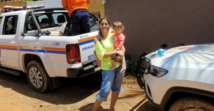 Vanessa Lara e a filha, resgatadas com familiares pela Defesa Civil de Campinas Foto: Divulgação