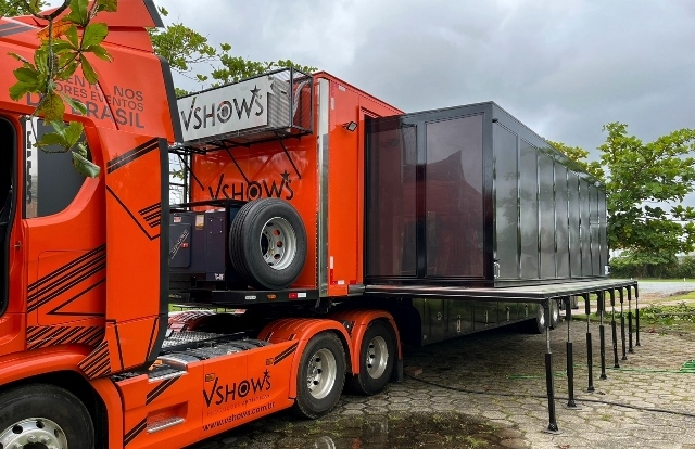 Camarim sobre rodas para famosos tem chopeira e churrasqueira