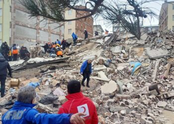 Socorristas tentam achar sobreviventes no terremoto que devastou várias áreas da Turquia e da Síria Foto: Red Crescent Turkiye/Divulgação