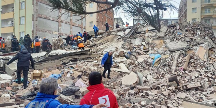 Socorristas tentam achar sobreviventes no terremoto que devastou várias áreas da Turquia e da Síria Foto: Red Crescent Turkiye/Divulgação