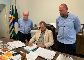 Prefeito Leitinho assina ordem de desapropriação no no valor de R$ 1.169.748,00. Foto: Divulgação