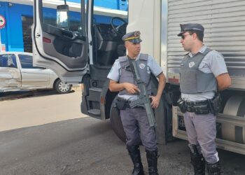 Policias ao lado do caminhão roubado em Osasco e apreendido no Centro de Campinas. Fotos: Leandro Ferreira/Hora Campinas