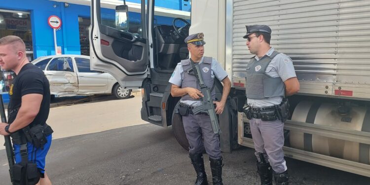 Policias ao lado do caminhão roubado em Osasco e apreendido no Centro de Campinas. Fotos: Leandro Ferreira/Hora Campinas