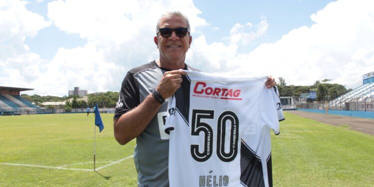 Hélio dos Anjos entrou na lista dos 25 treinadores que mais dirigiram a Macaca. Foto: Diego Almeida/Ponte Press