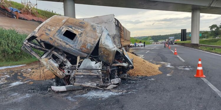O caminhão carregado de soja pegou fogo após a batida. Fotos: Leandro Ferreira/Hora Campinas