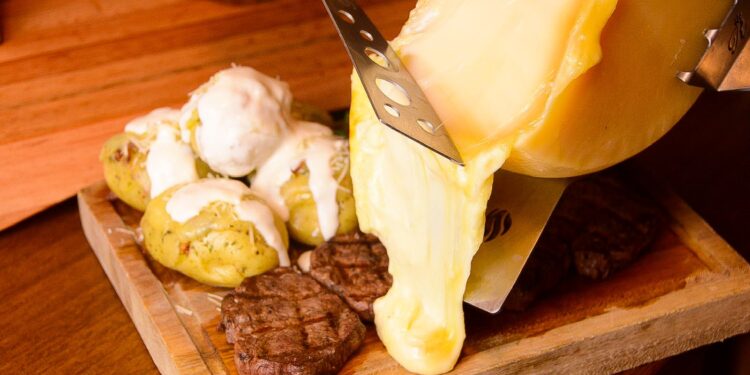 Tornedor de filé mignon com raspa de queijo Raclette, da Soberanos Steak House, de Andradas (MG). Foto: Divulgação