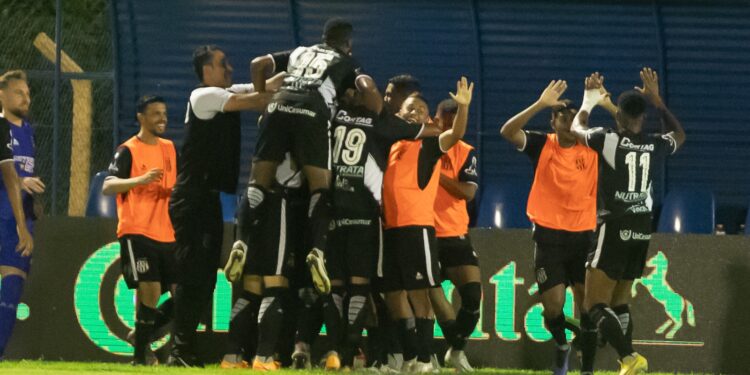 Pontepretanos comemoram um dos quatro gols na partida desta noite em Teresina. Fotos: Weslley Douglas/Divulgação