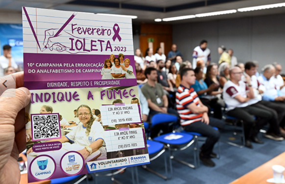 Campanha  Fevereiro Violeta foca na erradicação do analfabetismo
