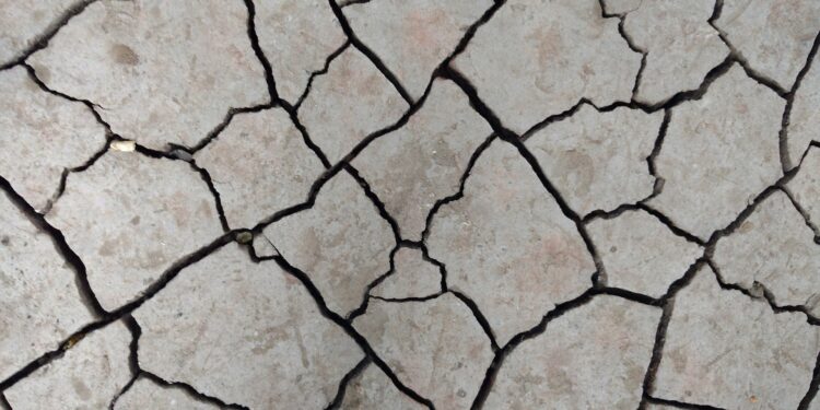 Terremoto mata mais de 2 mil na Turquia e na Síria; Itália tem risco de tsunami