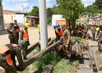 O Exército e funcionários da Prefeitura trabalham  na construção da ponte provisória sobre o córrego Taubaté. Fotos: Carlos Bassan/PMC