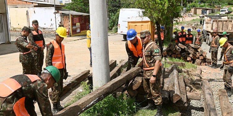 O Exército e funcionários da Prefeitura trabalham  na construção da ponte provisória sobre o córrego Taubaté. Fotos: Carlos Bassan/PMC