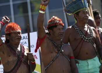 Índios Munduruku fazem manifestação, em frente ao Ministério da Justiça, pela demarcação da terra indígena Sawre Muybu, no Pará Foto: Marcelo Camargo/Agência Brasil