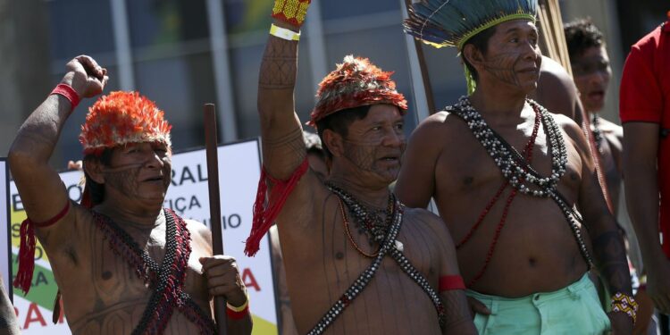 Índios Munduruku fazem manifestação, em frente ao Ministério da Justiça, pela demarcação da terra indígena Sawre Muybu, no Pará Foto: Marcelo Camargo/Agência Brasil