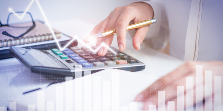 Um terço dos brasileiros investe em produtos financeiros
