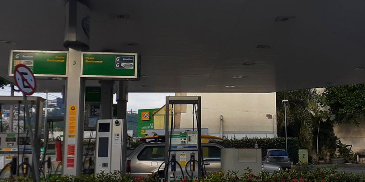 Diesel vendido pela Petrobras às distribuidoras de combustíveis terá carga tributária maior, mas Haddad alega que não é para atingir o consumidor final - Foto: Fernando Frazão/Agência Brasil