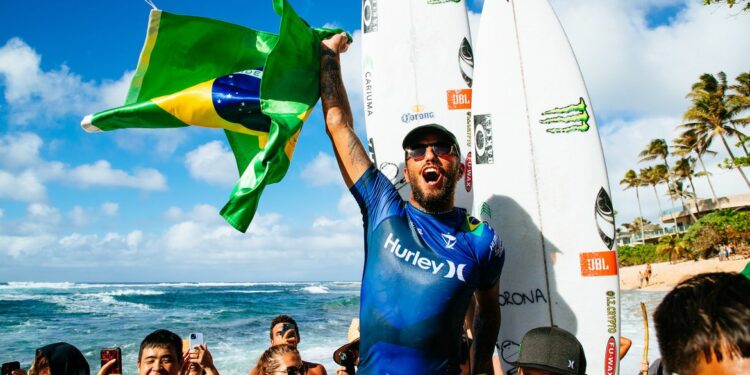Filipinho comemora a vitória suada na etapa do Havaí do Mundial de Surfe. Foto: Brent Bielmann/World Surf League