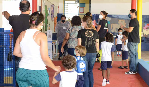 Alunos da rede municipal retomam aulas nesta segunda