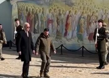 Biden caminha ao lado do presidente da Ucrânia, Volodymyr Zelensky, em Kiev Foto: Reprodução