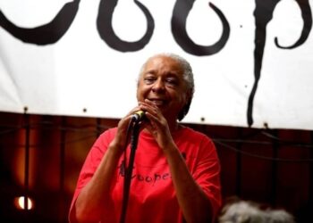 Edite Marques da Silva, mais conhecida como Dona Edite: CD em que declama poesias - Foto: Divulgação/Prefeitura de Hortolândia