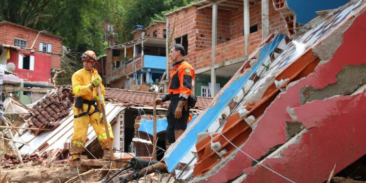 Socorristas trabalham nos destroços em Barra do Sahy, área mais atingida pelos deslizamentos Foto: Rovena Rosa/Agência Brasil