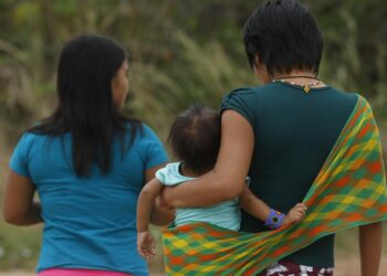Yanomamis nos arredores da Casa de Saúde do Índio, em Roraima: violência, fome e dor no Norte do Brasil Foto: Ferndo Frazão/Agência Brasil
