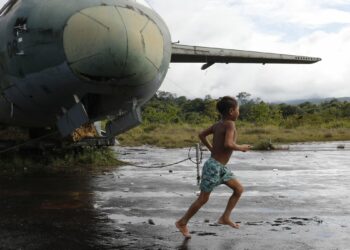 Testes rápidos para detectar e conter a malária são distribuídos em terras yanomami
