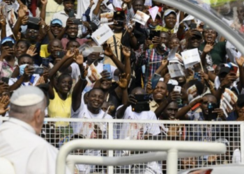 O papa Francisco chega ao Estádio dos Mártires para o encontro com os jovens e catequistas Foto: Vatican News