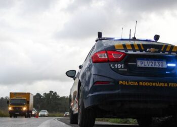 Viatura da Polícia Rodoviária Federal (PRF) em estrada da Bahia: recomendações de prudência e respeito Foto: PRF/Divulgação