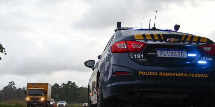 Viatura da Polícia Rodoviária Federal (PRF) em estrada da Bahia: recomendações de prudência e respeito Foto: PRF/Divulgação