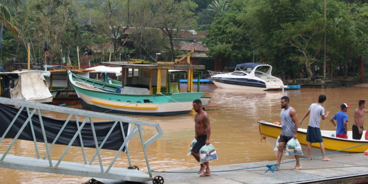 Pescadores, organizados na associação local, também levam mantimentos para as comunidades que sofreram mais com o desastre - Foto: Rovena Rosa/Agência Brasil