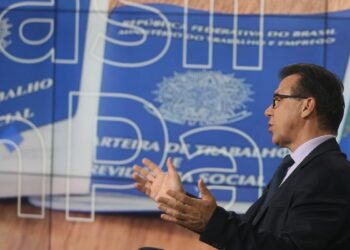 O ministro do Trabalho e Emprego, Luiz Marinho, dá entrevista ao programa Brasil em Pauta Foto: Divulgação