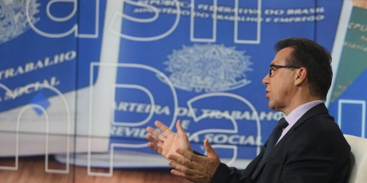 O ministro do Trabalho e Emprego, Luiz Marinho, dá entrevista ao programa Brasil em Pauta Foto: Divulgação