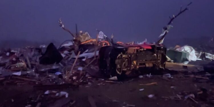 O tornado chegou ao Mississipi na noite de sexta-feira (24). Fotos: Reprodução