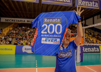 O técnico Horacio Dileo ganhou homenagem especial pelos 200 jogos. Foto: Pedro Teixeira/Vôlei Renata