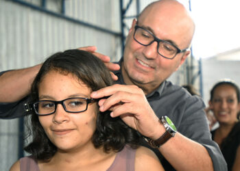 Os óculos serão concedidos aos alunos para que eles usem tanto na escola quanto em casa, por meio de comodato. Foto: Carlos Bassan/PMC