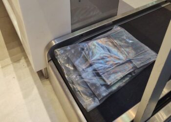 A droga estava escondida em um fundo falso na mala da passageira. Foto: Polícia Federal/Divulgação