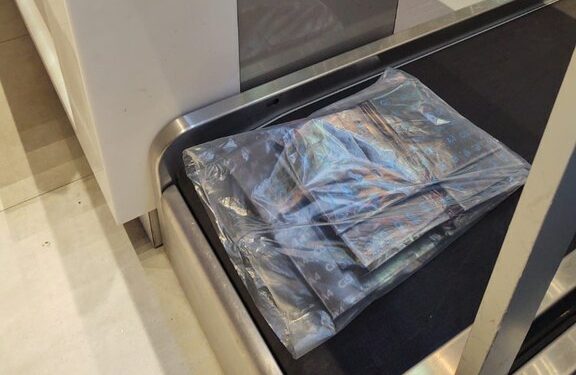A droga estava escondida em um fundo falso na mala da passageira. Foto: Polícia Federal/Divulgação
