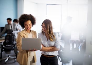 Presença feminina em posições de gestão de TI cresce com iniciativas afirmativas