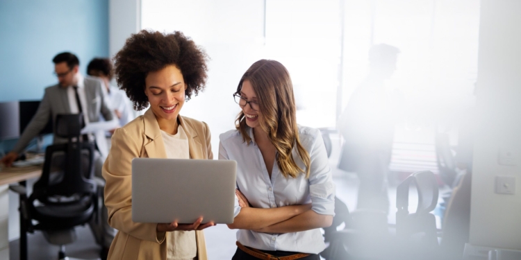 Presença feminina em posições de gestão de TI cresce com iniciativas afirmativas