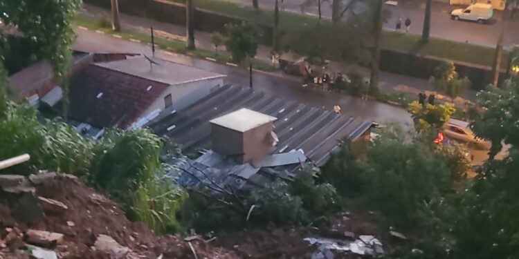 Área afetada: com fortes chuvas, Prefeitura de Vinhedo remove 10 famílias de área com deslizamento - Foto: Divulgação