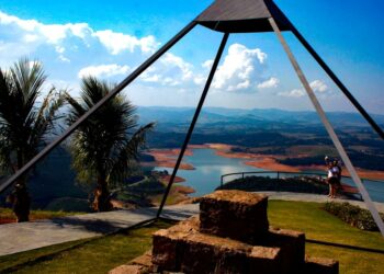 Pirâmide de Caconde, com vista para a represa. Fotos: Jéssica Aquino/Divulgação