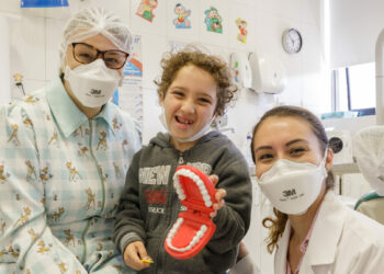 Odontopediatra Karina Gottardello Zecchin (esq.) com o paciente Rafael Damacena e a psicóloga. Foto: Divulgação