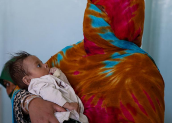 Mãe segura seu filho desnutrido no Hospital Regional Mirwais em Kandahar, Afeganistão - Foto: UNICEF Omid Fazel