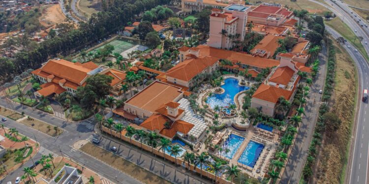 Imagem aérea do megacomplexo do Royal Palm Hotels & Resorts, que iniciou suas operações em hotelaria em 1997, e tornou-se referência em eventos e turismo para negócios e lazer no País Foto: Lucas Prado/Divulgação/@lucaspradovideo