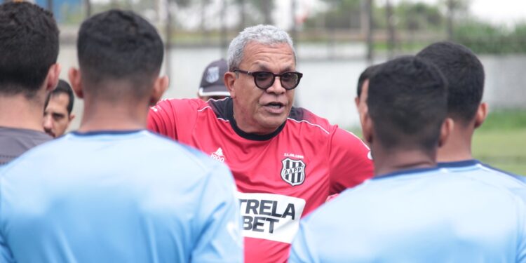 O técnico Hélio dos Anjos poderá focar o trabalho no próximo duelo pela Copa do Brasil. Foto: Diego Almeida/Ponte Press