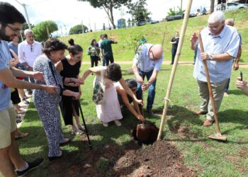 A esposa Jeanette, os filhos e os netos do médico participaram da cerimônia e do plantio de uma árvore em homenagem ao doutor Santos Coy - Foto: Divulgação PMC