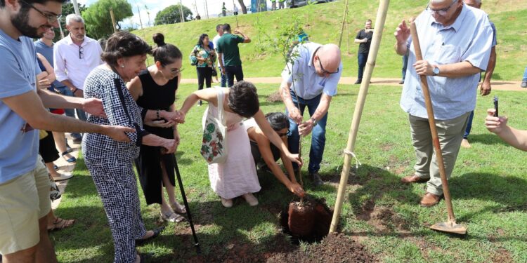 A esposa Jeanette, os filhos e os netos do médico participaram da cerimônia e do plantio de uma árvore em homenagem ao doutor Santos Coy - Foto: Divulgação PMC