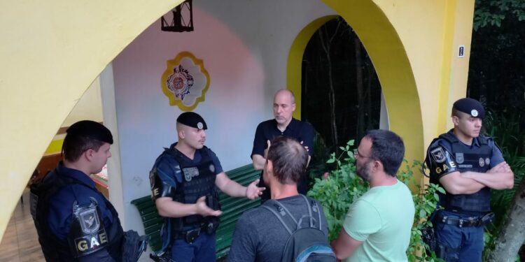 Paulo Gaspar e ambientalistas conversam com guardas municipais no portão de entrada do bosque Foto: Divulgação